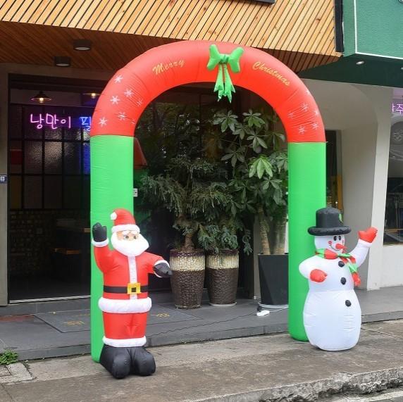 가게 앞 산타 스노우맨 클스마스 장식